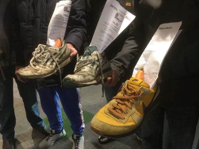 Bewoners van de Jerusalembuurt zetten bij Talis hun schoen, met daarin het manifest met eisen.