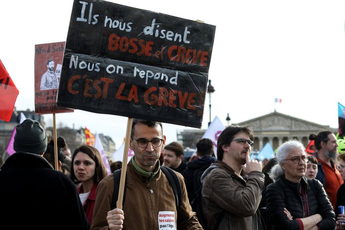 Des manifestants se rassemblent sur la place de la Concorde devant l'assemblée nationale après que le gouvernement français a fait passer une réforme des retraites au Parlement sans vote, en utilisant l'article 49,3 de la Constitution, à Paris le 16 mars 2023.