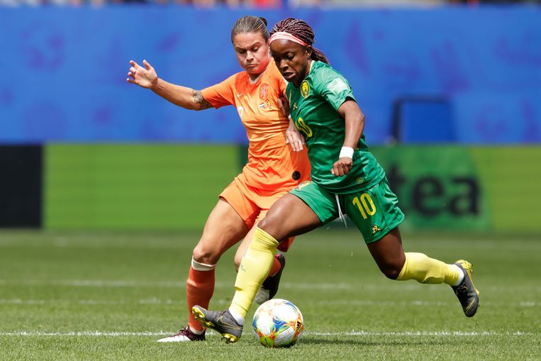 Sherida Spitse probeert Jeanette Yango van Kameroen van de bal te lopen.  Beeld Soccrates