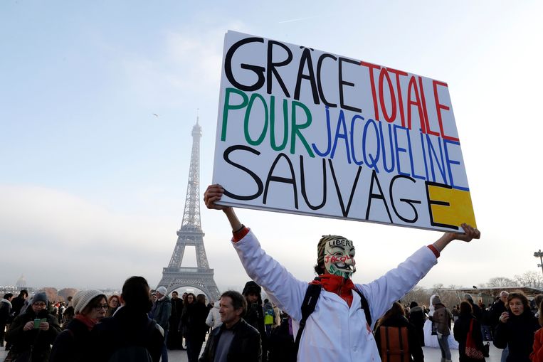 Een betoger in Parijs breekt een lans voor de vrijlating van Jacqueline Sauvage, op de Esplanade du Trocadero. Beeld AFP