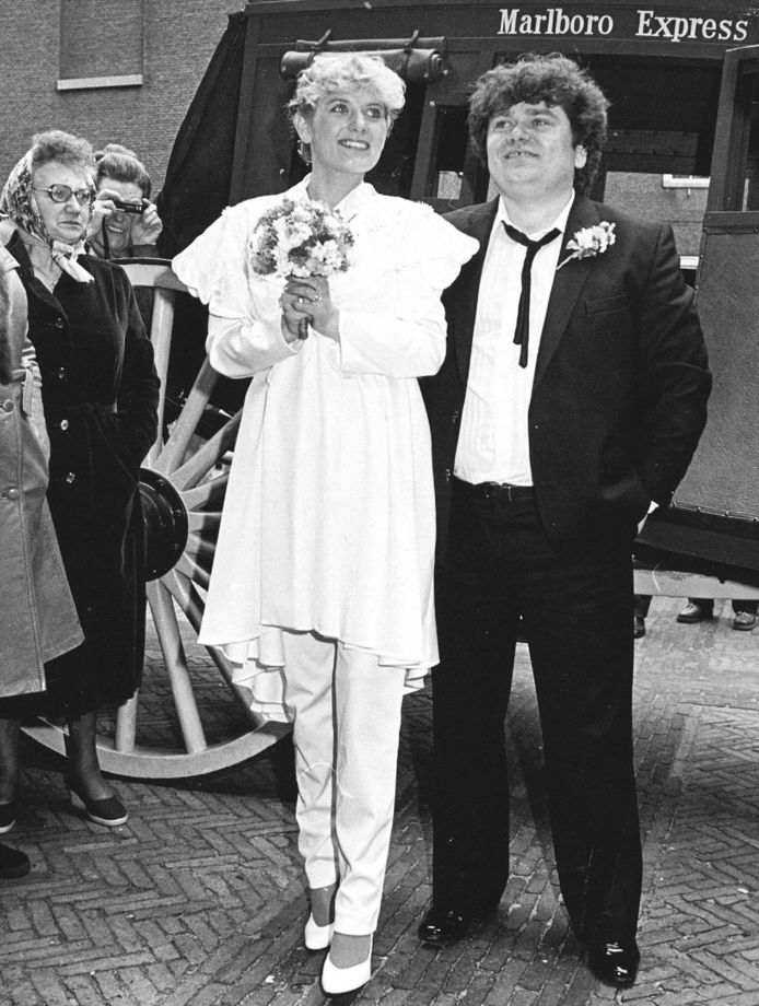 André Hazes en de toenmalige 23-jarige Ellen Wolf op hun huwelijksdag in 1981.