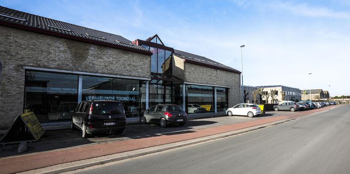 Waar nu de toonzaal van bouwbedrijf Denecker is, zal Vanderscheuren uitbreiden.