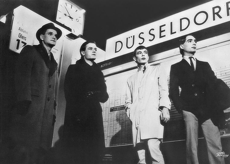 Kraftwerk, foto uit 1977 of 1978, gemaakt op het station van Düsseldorf. Beeld  