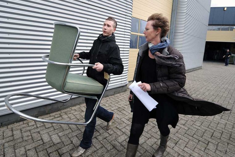 Gispen-stoel wisselt van eigenaar. (Marcel van den Bergh / de Volkskrant) Beeld 