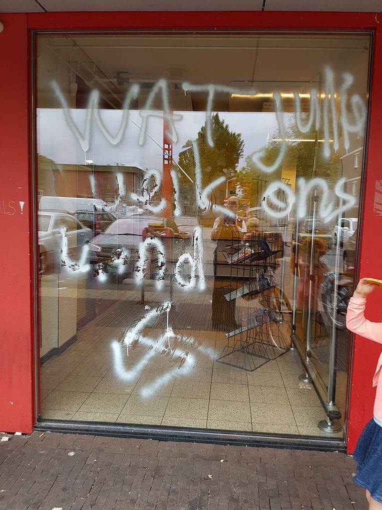 Een supermarkt in de wijk Poelenburg is beklad met een hakenkruis en de tekst 'Wat jullie weik ons land'. Beeld ANP Handouts