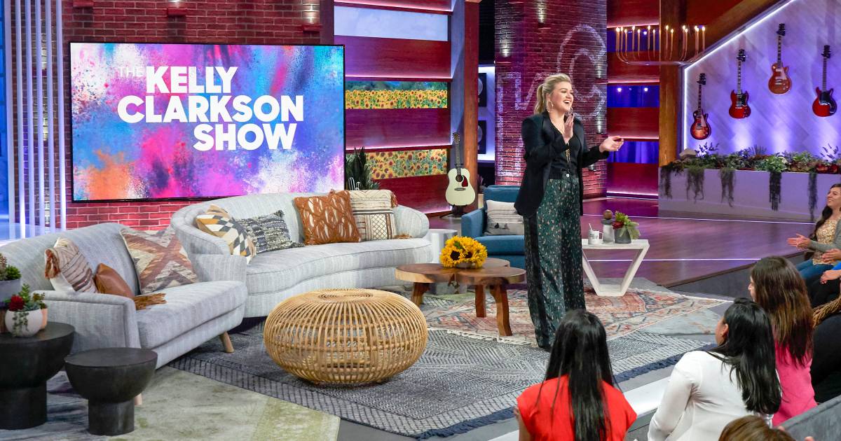 Presunta cattiva condotta nel talk show di Kelly Clarkson, la cantante ha già risposto alla situazione |  celebrità