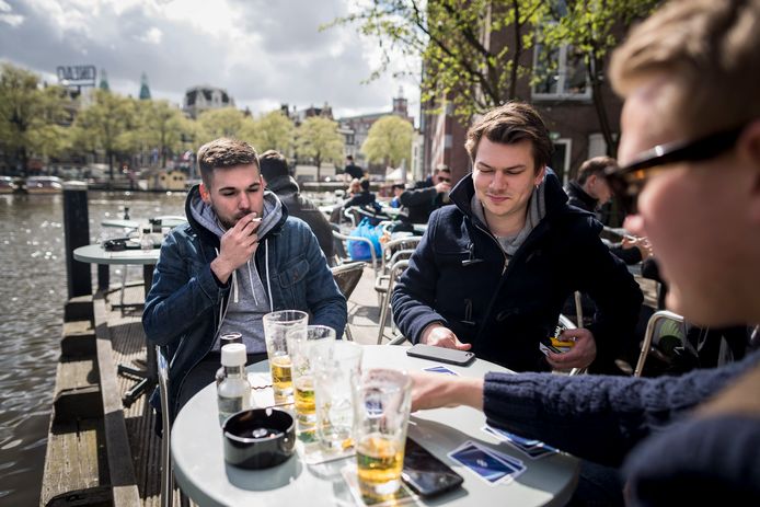 Op het terras van Café de Jaren in de Amsterdamse binnenstad werd afgelopen zomer nog gewoon gerookt.