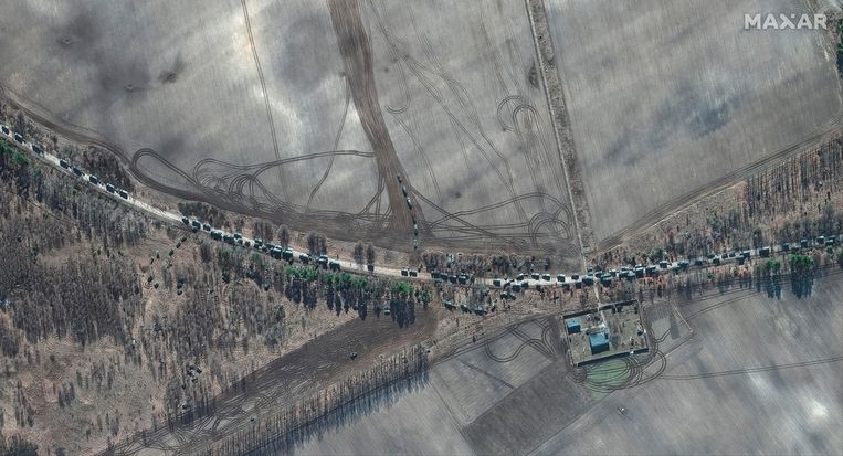 Un convoglio russo di 60 chilometri vicino a Kiev è fermo da circa due giorni.  Cosa sta succedendo?