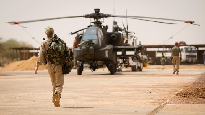 Een Nederlandse Apache gevechtshelikopter op het vliegveld van Gao in het noordoosten van Mali