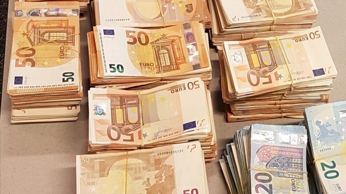 In de woning vonden agenten meer dan een half miljoen euro aan contanten.