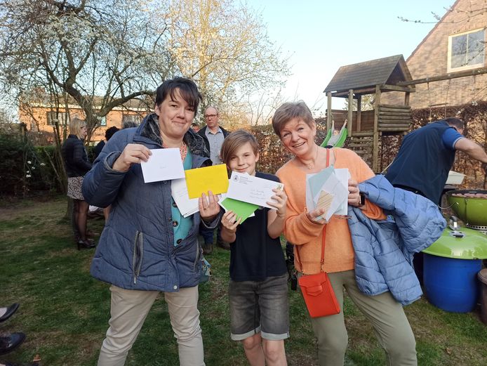 Christine Van Kerckhove, Wout Droesbeke en Anja Volckaert een enkele van de vele kaartjes in hun handen.