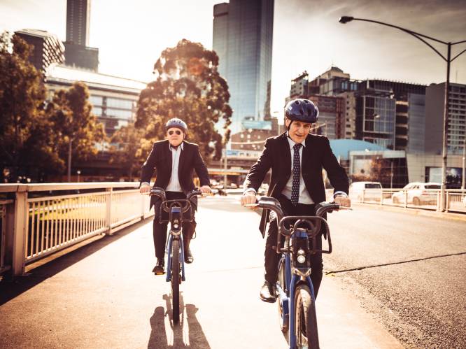 “Soms krijg je alleen een fietsvergoeding als je je eigen fiets gebruikt”: 1 op 3 mensen fietst naar het werk. Hier heb je recht op bij je werkgever