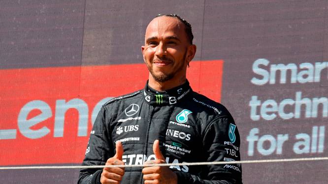 Lewis Hamilton kon niet drinken tijdens 300ste race: ‘Alsof ik anderhalf uur in een sauna zat’