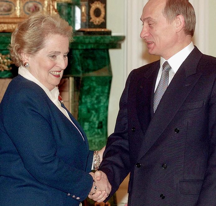 Madeleine Albright met Vladimir Poetin in 2000.