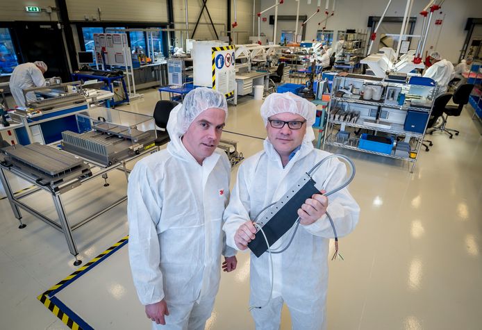 Patrick te Rietmole (links) en Bob Jonker in de cleanroom van Tecnotion.