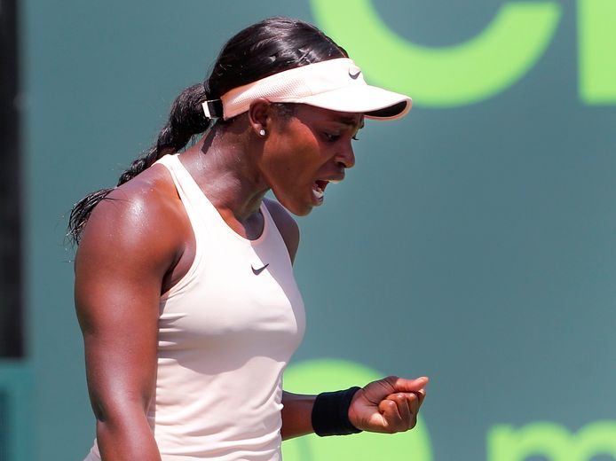 Sloane Stephens reageert na een gewonnen punt tegen Jelena Ostapenko.