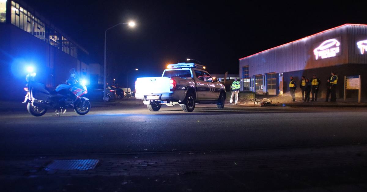 Fietser gewond na botsing met voertuig van handhaving in Lelystad.