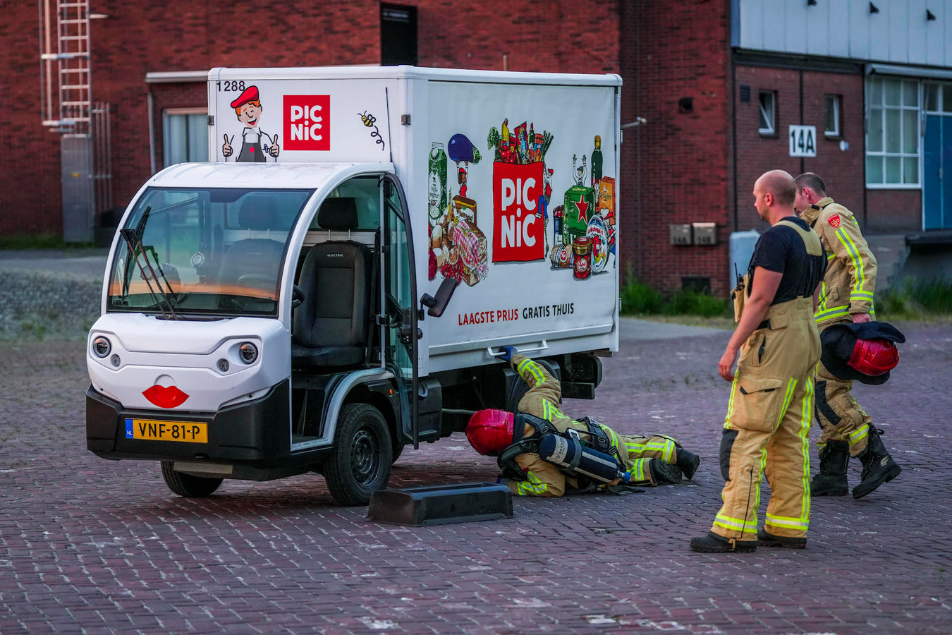 PicNic in brand in Eindhoven, loods van bedrijf vol rook