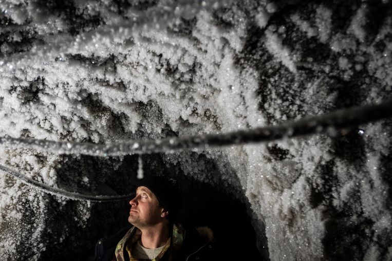 Nikita Zimov in een grot in zijn Pleistoceen Park. De laag permafrost is er tot 1.500 meter diep. Beeld Yuri Kozyrev/Noor