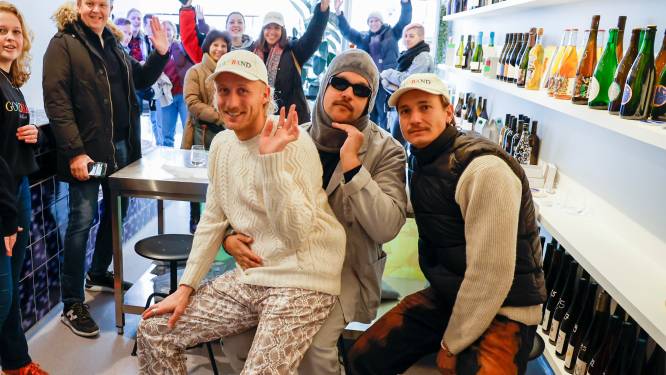 Mannen van Goldband verkopen hun merchandise in centrum Antwerpen: “Lotto Arena vraagt te veel commissie”
