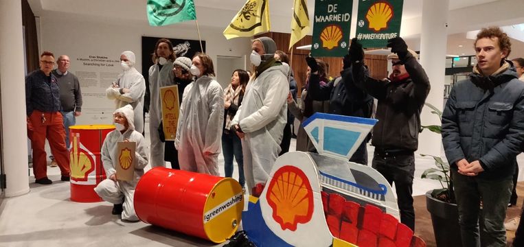 Activisten van Extinction Rebellion demonstreren in de Stopera. Beeld Muel Hekman