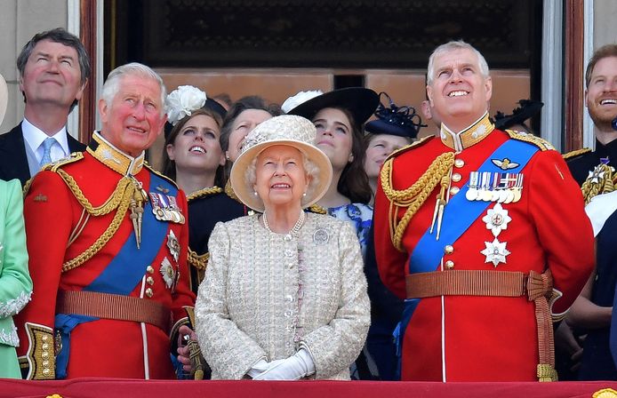 Elizabeth met haar zonen, Charles en Andrew. Die laatste werd uit zijn publieke functies ontheven