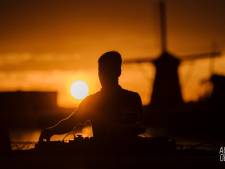 De stilte van een wereldberoemde DJ tussen de wereldberoemde molens van Kinderdijk