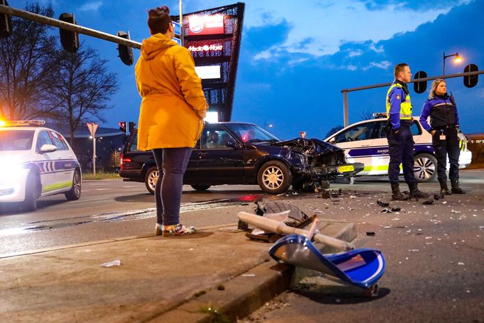 Flinke schade na een aanrijding op de kruising Zutphensestraat met de Laan van Erica in Apeldoorn
