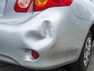 Bel niet te snel naar de garagist: deze schade aan je auto herstel je makkelijk zelf