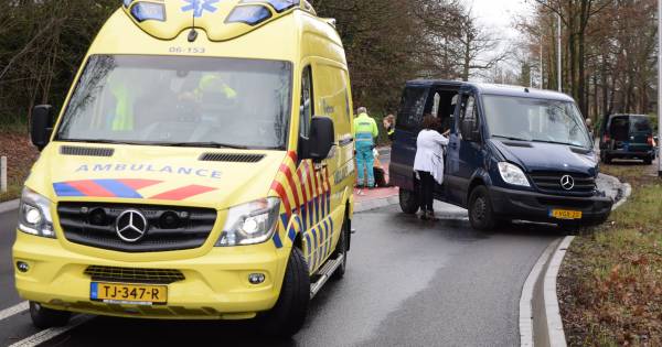 Busje schiet door middenberm en botst tegen ander busje in Laag-Keppel