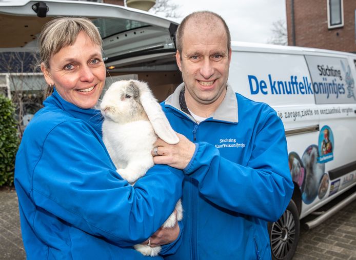 Angela en René te Wierik met een van hun speciaal getrainde konijnen.