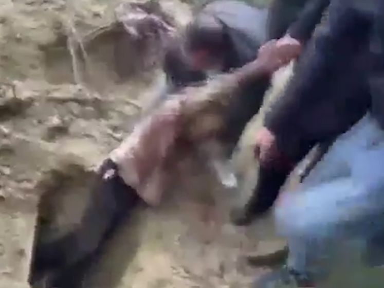 Un homme retrouvé quatre jours après avoir été enterré vivant: la police partage des images de son sauvetage