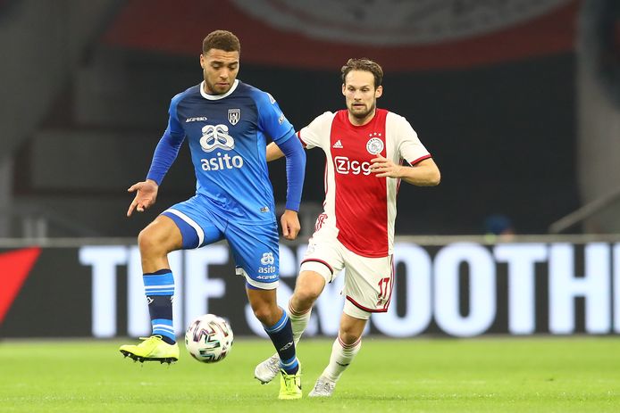 Cyriel Dessers (links) deed tegen Ajax de hele wedstrijd mee en maakte een doelpunt.