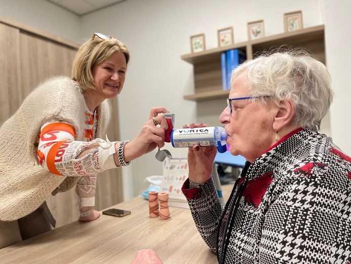 Apotheker Monique aan de Stegge van apotheek De Kolk in Almelo met patiënt Riet Goossen uit Almelo.