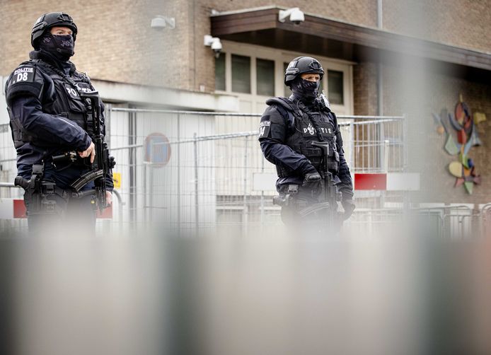 Zwaarbewapende agenten bij de gerechtsbunker in Amsterdam-Osdorp voorafgaand aan een extra zitting in het liquidatieproces Marengo.