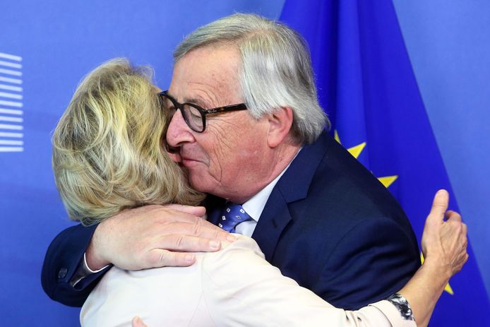 Jean-Claude Juncker en Ursula von der Leyen tijdens een innige omhelzing eerder deze week.