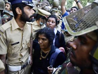 Vrouwen onder politiebescherming alsnog heiligdom in India binnengeloodst