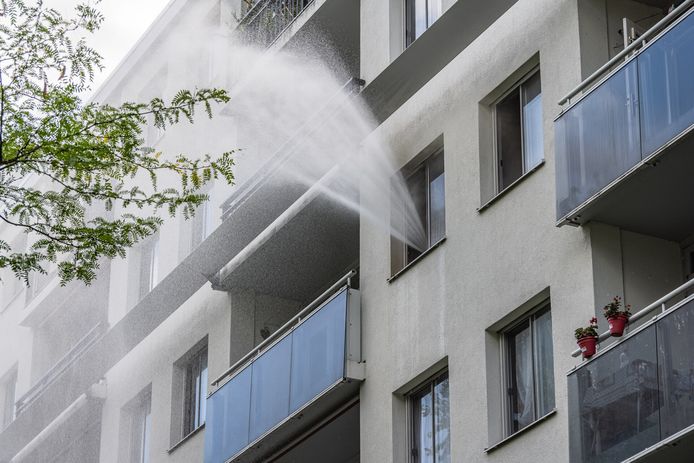 Bewoners ademen rook in bij keukenbrand in Tilburg.