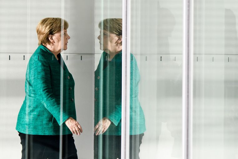 Bondskanselier Merkel verlaat een bijeenkomst tussen de CDU en de CSU in Berlijn.  Beeld EPA