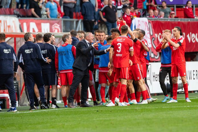 FC Twente viert de goal met een eerbetoon aan Jody Lukoki.