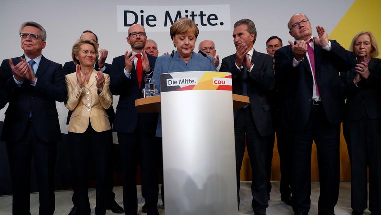 Merkel geeft commentaar op de uitslag: een overwinning, maar ze had liever meer stemmen gehad en wil de AfD-kiezers terugwinnen Beeld AFP