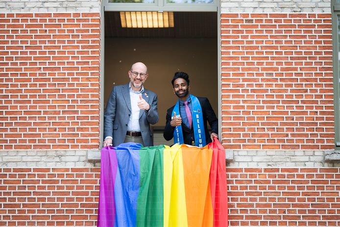 Districtsburgemeester Koen Palinckx (N-VA) hangt de regenboogvlag uit met Dinesh George Lourdes, finalist van Mister Gay Belgium.