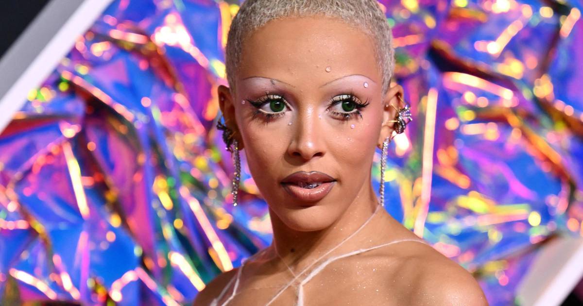 Doja Cat steelt de show met ‘naakte’ spinnenwebjurk bij MTVawards wat