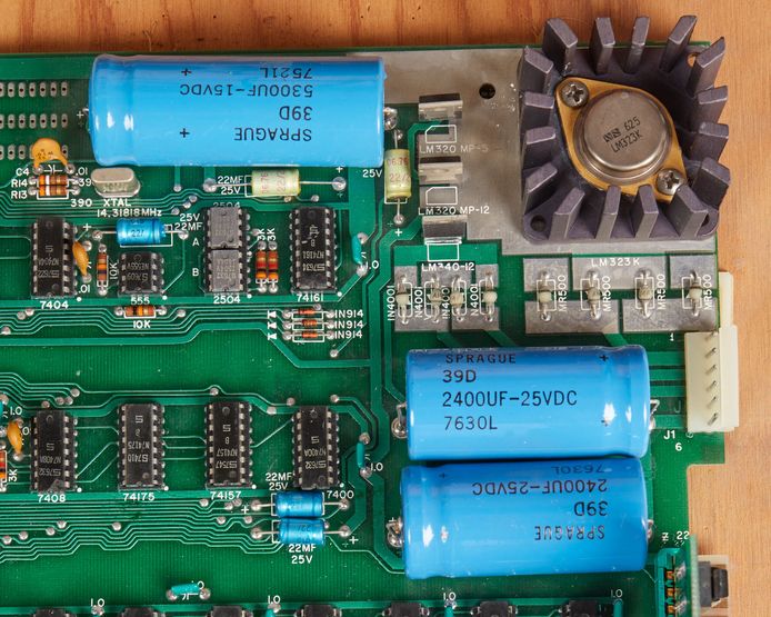 Een chip van de 'Chaffey College' Apple-1 computer die voor 400.000 dollar (345.100 euro) geveild werd.