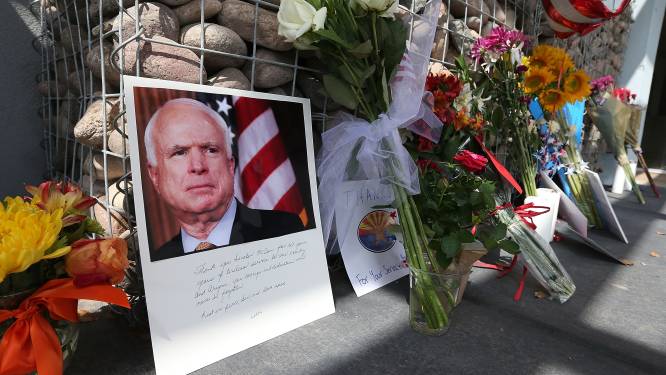 John McCain krijgt eerbetoon in Capitool, Trump niet welkom op begrafenis
