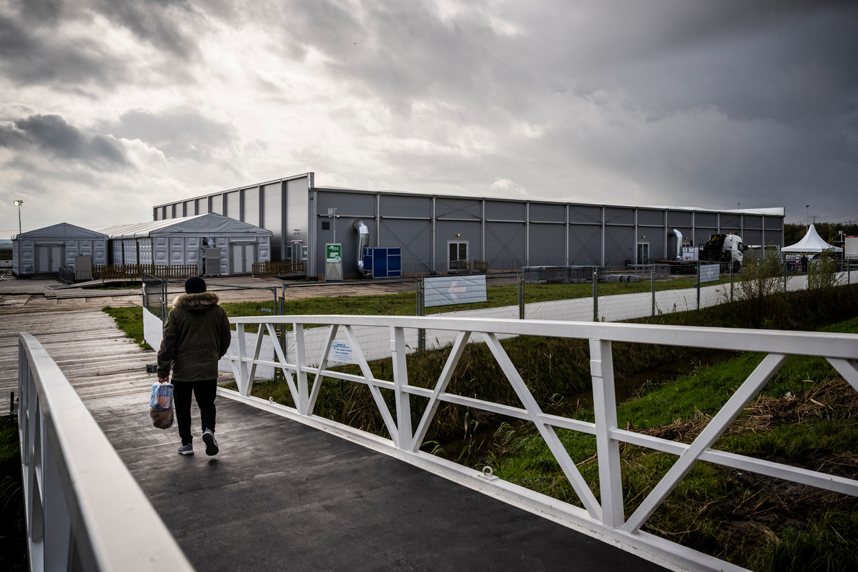 De noodopvang voor asielzoekers in een voormalige XL-teststraat bij Meerstad.  Beeld Kees van de Veen