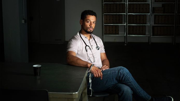 Dokter Roman, gespeeld door Kiefer Zwart.