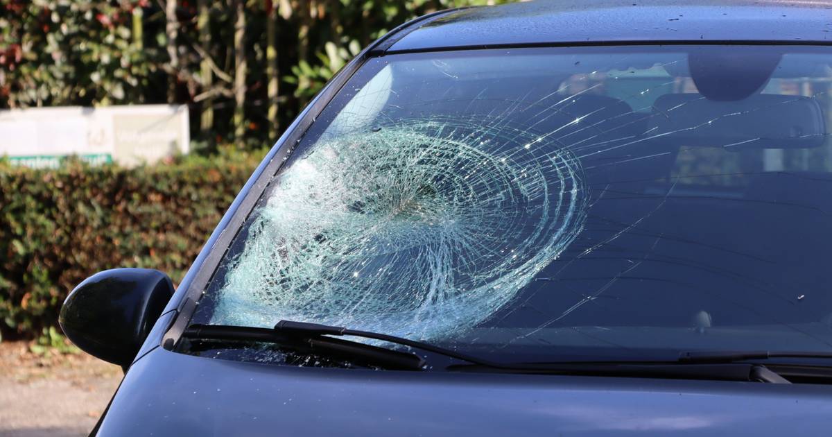 Wielrenner gewond naar het ziekenhuis na botsing met auto in Elshout.
