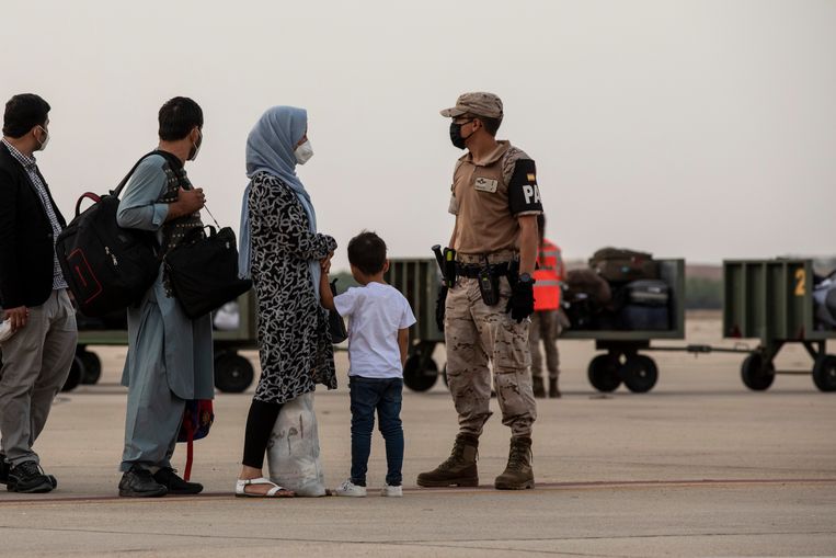 Biden blijft bij vertrekdatum uit Kabul • Politie grijpt ...