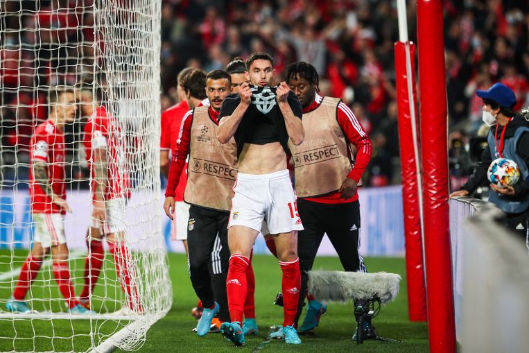 Roman Jaremtsjoek van Benfica betuigt zijn steun aan Oekraïne na zijn doelpunt tegen Ajax in de Champions League, woensdagavond. De finale van het Europese clubtoernooi gaat alvast niet meer door in Rusland. Beeld EPA